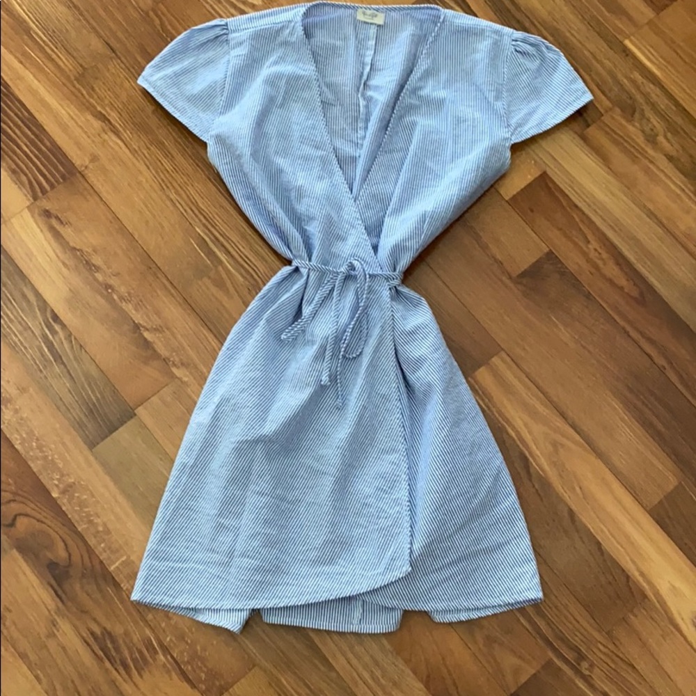 Brandy Melville- John Galt short sleeve wrap dress